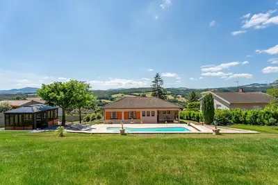Image de Gite des ifs piscine, jacuzzi dans le Beaujolais