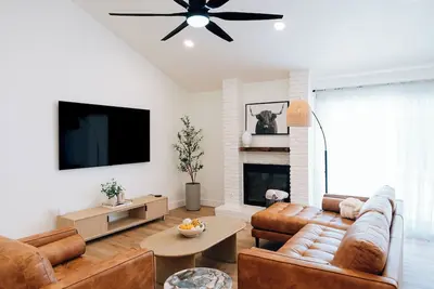 Image de Vibe and cozy House minutes from Q2 Stadium The Domain Downtown you'll love it.