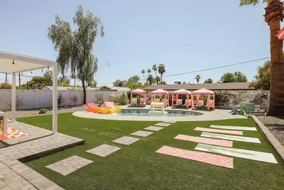 Image de The Sunset Club - 4br/3ba - Pristine Pool & Backyard Oasis