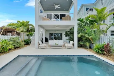 Image de Exclusive waterfront home w/pool, boat slip and beach!