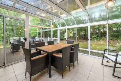 Image de Long-Term Relaxing Glass House - Fall Leaves/Beach 5mins/Ski 25mins