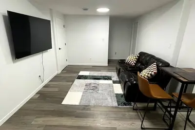 Image de Cozy 2 Bed Basement Suite in Nw Yyc\n\n