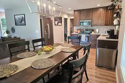 Image de Newly Constructed Home with Lake Access, Golf and all Canandian Lakes Amenities