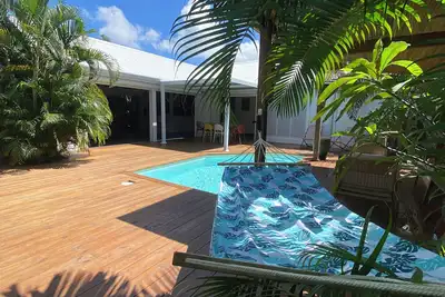 Villa créole rénovée et son jardin tropical à 7 min du lagon de St François.