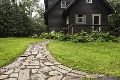 Image de Cozy 4-Bedroom Cottage Nestled in the Trees by Kayuta Lake
