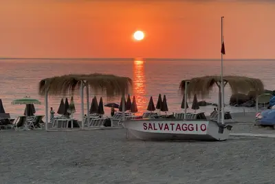 Image de 2 Bedroom spacious apartment, minutes to the beach, train station and shopping\n