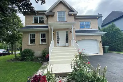 Image de Outstanding House 25 minutes to Downtown Montreal - Many rooms