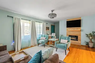 Image de Spacious 4-bedroom close to lake, large backyard, 2 king beds, great location