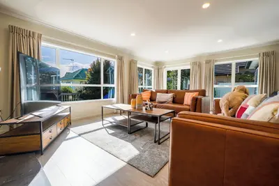 Image de Three-Bedroom Home in Somerville