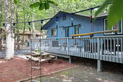 Image de Quiet Home w/Huge Deck-Tvs In All Rooms-Firepit-Kareokee-Pooltable-Nearby pool\n