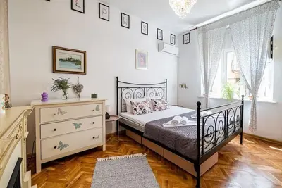 Image de Aristocratic 2bdrm Top Center Apartment