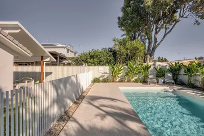 Spacious 4-bedroom house with WiFi, Pool and Ac in Burleigh Qld