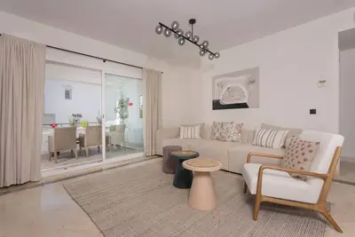 Image de 3 Bedroom, 3 Bathroom Beachside Apartment