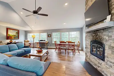 Image de Beautifully renovated  centrally located lake house w/ views