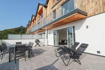 Carnon Gwel, Devoran, pet friendly, with hot tub in Devoran, Cornwall