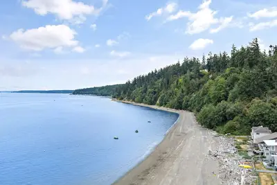 Serene 2-bedroom beach retreat with clear waters and sea breeze in Langley