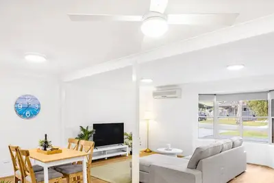 Image de 4Beds / Near water / Pool & Forest Views@Orminston