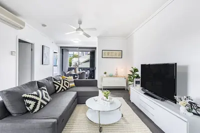 Image de Steps to high end cafes and shops w/ Deck & pool