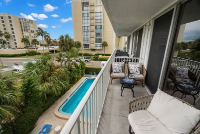 Image de Pet Friendly! Updated Waterfront Condo ~ Pool, Walk to Beach, Free Activities & Parking ~ 22 Bayside