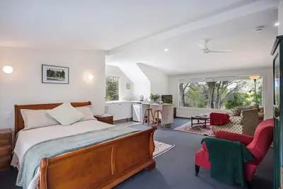 Image de Spacious, quiet, private loft studio 7 minutes walk to Exeter village centre