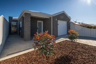 Image de Brand New Ontario Townhouse next to Hospital Precinct and Golf Club