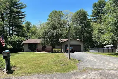 Image de Escape to tranquility in our spacious retreat, where nature and comfort blend.