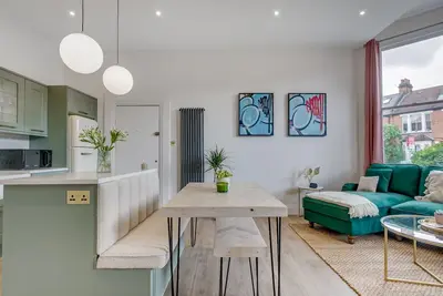 Image de Luxury 2-Bed Apartment with Parking (near train/tube)