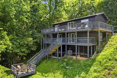 Image de Wolfpack Retreat - 3 Bedroom Cabin 5 Miles to Dollywood - With A Lake and Mountain View