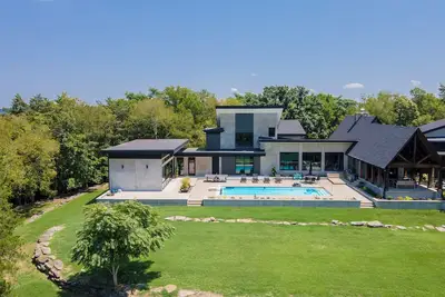 Image de Above Nashville Sanctuary I Pool I Fire Pit I Studio