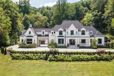 Image de Above Nashville Beyond I Pool Slide & Spa I Putting GreenI GameroomI Services