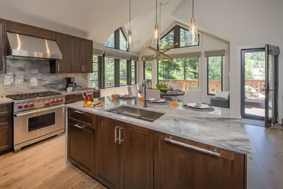 Image de Light-Filled + Stunning Views | Beacon Retreat