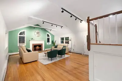 Image de Warm Family Home with Fireplace, Theatre & Games