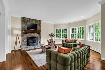 Image de Family Retreat with Autumn Views and Game Room