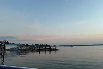 Image de Spacious 4-bedroom house near marina, boat ramp and fuel dock in Kingston