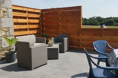 Image de Appartement avec terrasse ( avec Spa ) surplombant la nature. Logement calme.