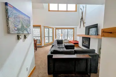 Image de Large Bright Condo w/ Hot Tub, Pool & Shuttle