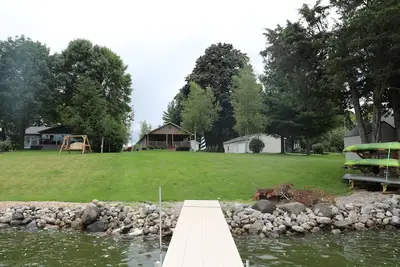 Image de Escape to Little Green Lake, perfect for family and pet getaways.