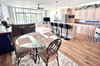 Image de Luxury Condo Downtown Charlevoix! Round Lake View! 2 Week Minimum Required