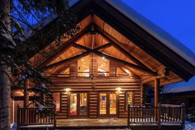 GrizzPaw Lodge 5 Bedroom Sleeps 14 People, Kicking Horse Mountain Resort