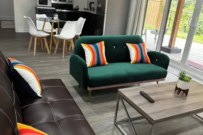 Image de Cozy walkout basement apartment overlooking a serene ravine!