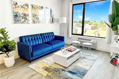 Image de Jan 38% Promo:Chic King 1br w/ Pool + Gym Near Nyc