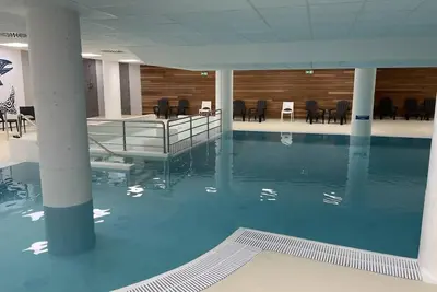 Image de 80m du centre station, 1er étage, vue montagne, piscine, balcon, télévision, casier à ski, 42m²