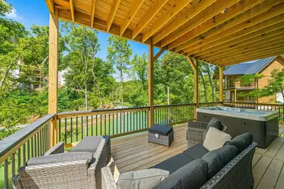 Image de Cottage Cove Oasis w/ Lake View, Hot Tub & Games!