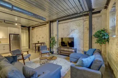 Image de Steps to Pabst & Fiserv | Gym, Parking, W/D