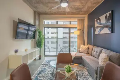 Image de Dt Phx Getaway with Balcony Pool Gym and Wd