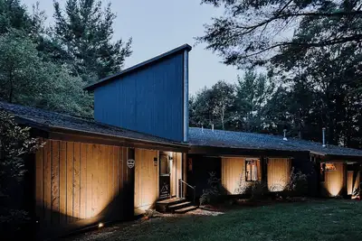 Image de Dog-Friendly Modernist Retreat in Bethel - close to everything
