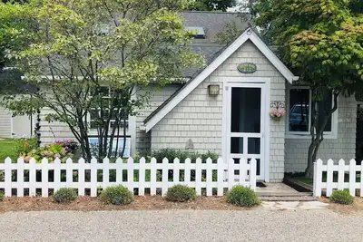 Image de Secret Garden Cottage steps from Lake Michigan beach
