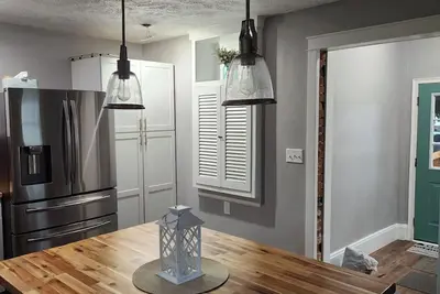 Image de \"The Vicky\" A warm spacious 6-bedroom home in Springfield's Historic District!