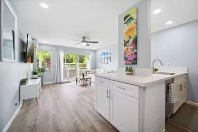 Image de New! Fully Updated ground floor condo with Ac!