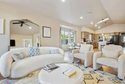 Image de The Perfect Family Escape: Spacious and Cozy by RedAwning